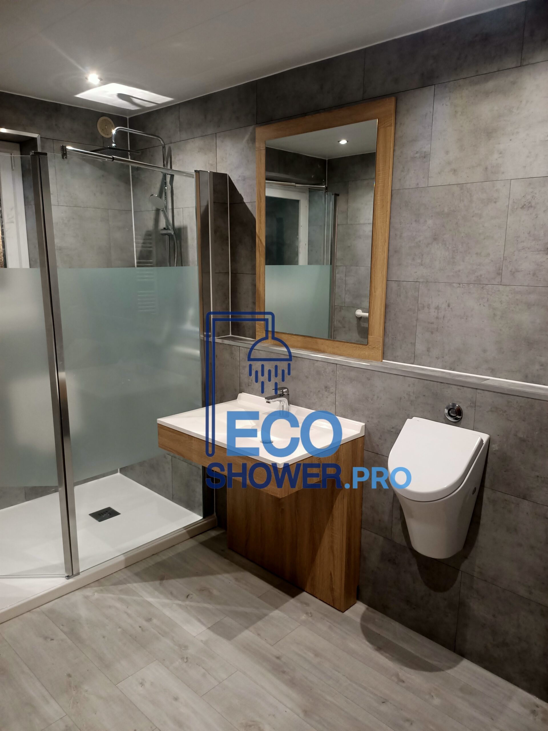 Douche sécurisée moderne avec parois et receveur antidérapant